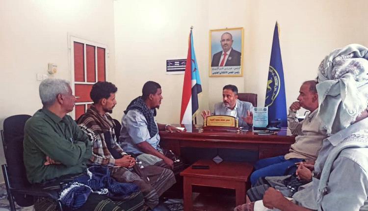 رئيس انتقالي أبين يناقش آليات التنسيق المشترك بين السلطة المحلية واللجنة الأهلية بزنجبار