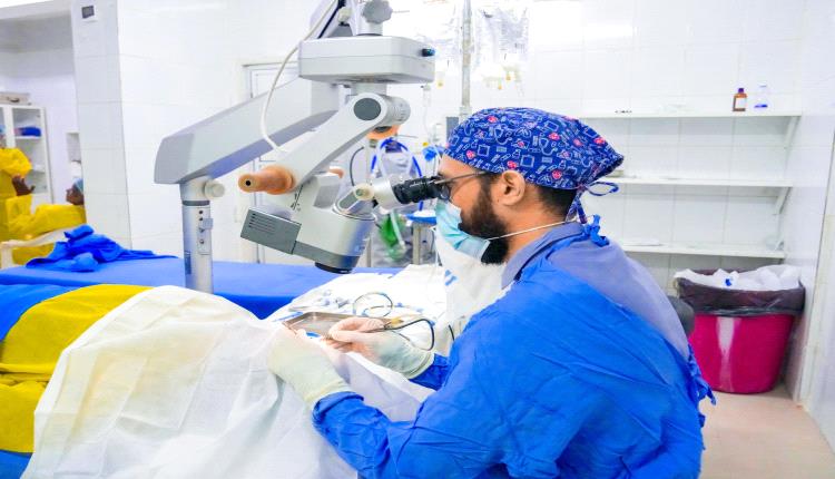 مركز الملك سلمان يدشن المخيم الطبي لجراحة العيون ضمن برنامج "نور السعودية التطوعي" في المكلا