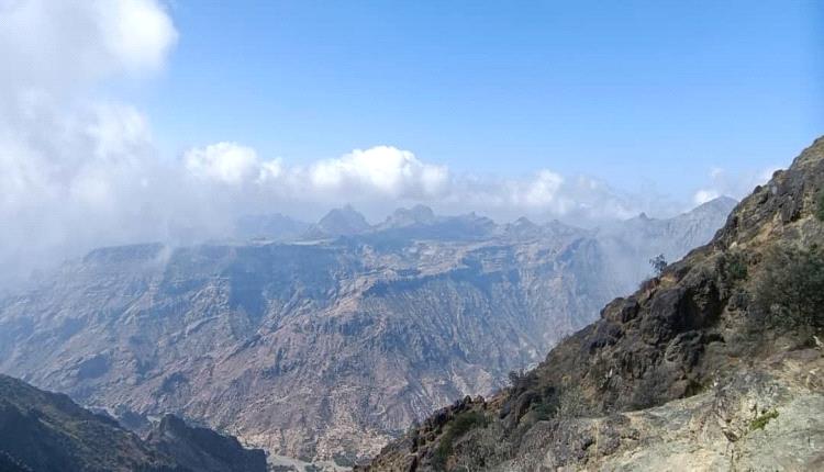 تصعيد خطير: الحو.ثيون يدفعون بتعزيزات ويستحدثون مواقع جديدة في تعز والضالع