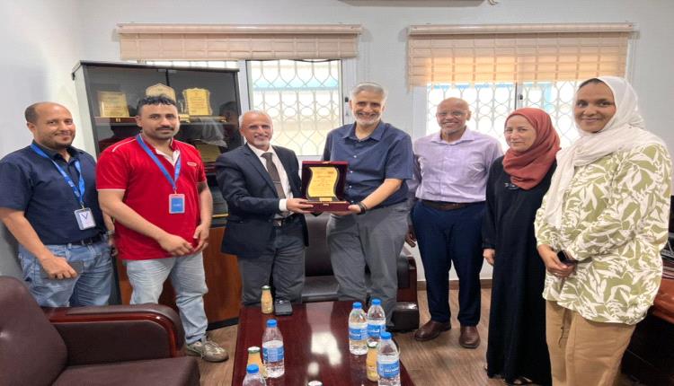 بمناسبة انتهاء فترة عمله.. الوكيل الشبحي يكرم نائب ممثل صندوق الأمم المتحدة للسكان في بلادنا