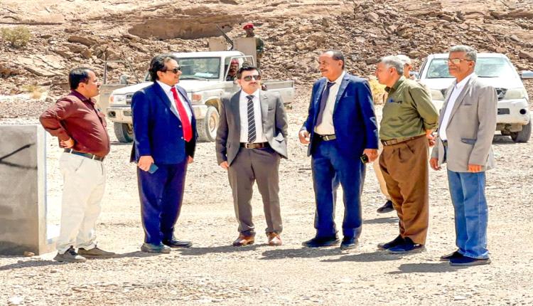 نائب وزير المياه والبيئة يزور حقول الشبكة المائية بعتق شبوة ويؤكد أهمية استكمال ماتبقى من مكوناته