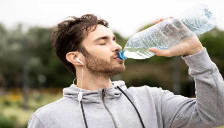 دراسة: مياه الشرب المعبأة بزجاجات بلاستيكية تشكل خطرا صحيا

