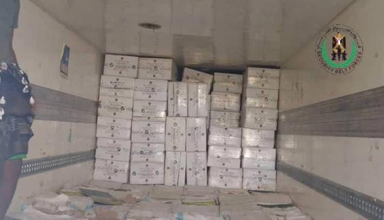 قوات الحزام الأمني بلحج تضبط كمية كبيرة من السجائر المهربة في نقطة الحسيني