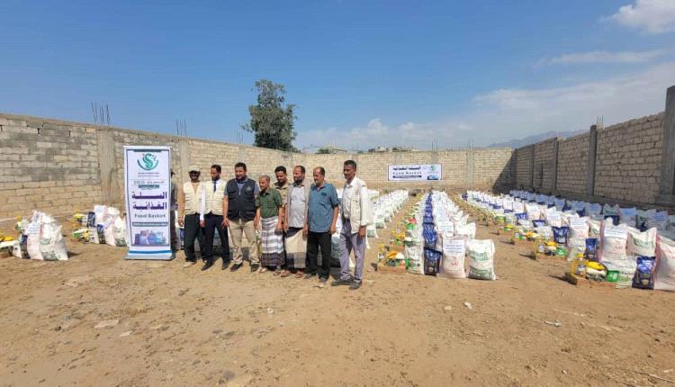 برعاية المدير العام بكر الشاعري.. توزيع 100 سلة غذائية للأسر الفقيرة والمحتاجين بمديرية قعطبة