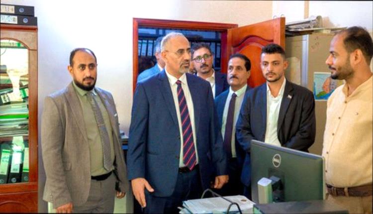 الرئيس الزُبيدي يتفقد أمانة الانتقالي ويطلع على سير العمل

