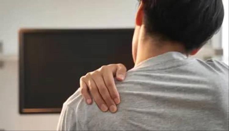 ألم الكتف المزمن.. متى يكون إنذارا مبكرا لمشاكل صحية؟