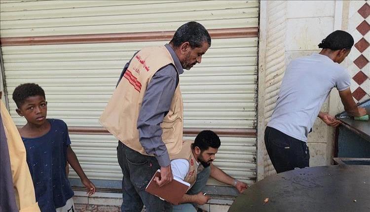 عدن: إغلاق كافتيريا في المنصورة لمخالفتها قرار التخفيض السعري