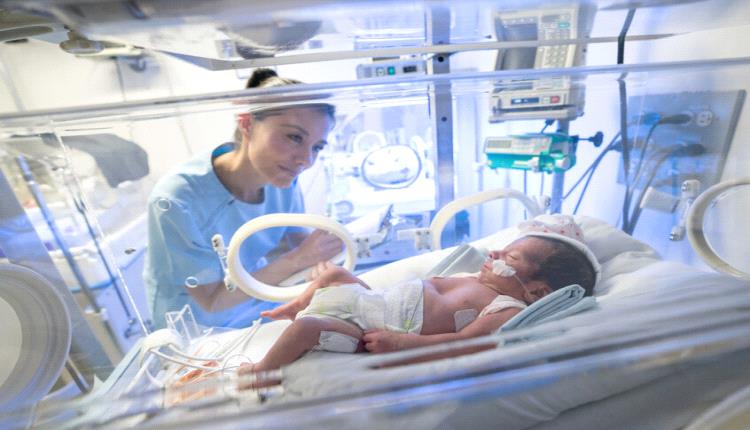 معجزة صوت الأم!.. دراسة تثبت تأثيره المباشر على تطور المسارات اللغوية لأدمغة الخدج