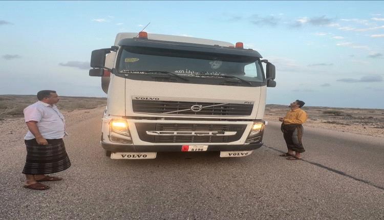 قيادة كهرباء عدن تشرف على تحرك ناقلات النفط الخام من منطقة أحور عقب نجاح وساطة لرفع القطاع 