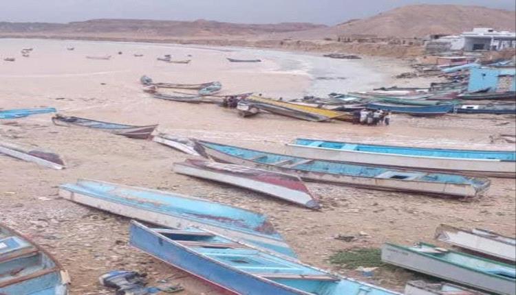 خفر السواحل في حضرموت ينقذ قوارب جرفتها السيول في الديس الشرقية
