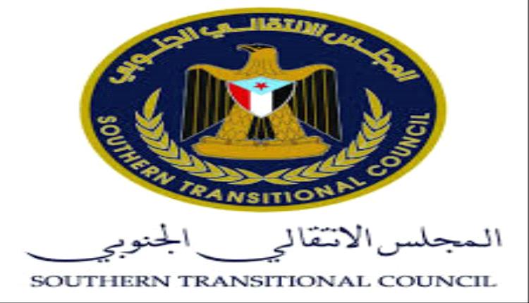 انتقالي أحور يحمل القيادة السياسية والعسكرية بأبين مسؤولية قطع الخط الساحلي بالمديرية