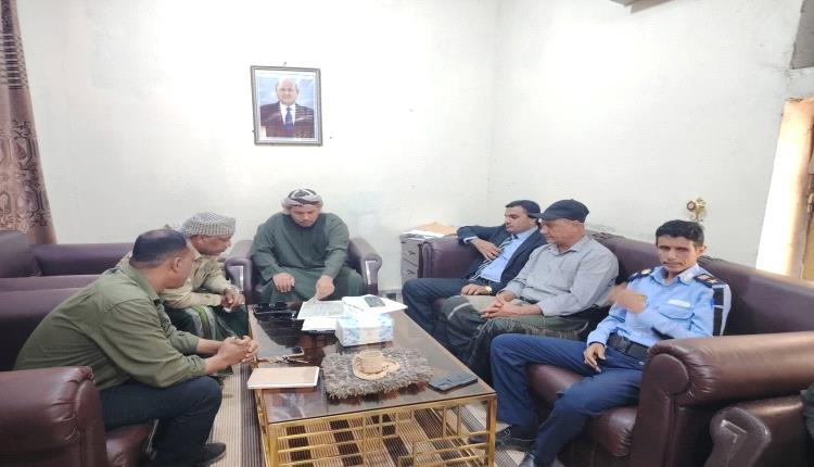 محافظ سقطرى يناقش خطة تنظيم مواقف المركبات ومواقع البركنة في المحافظة