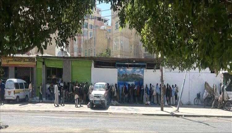 عشرات المواطنين يصطفون أمام مطعم بصنعاء للحصول على بقايا الطعام