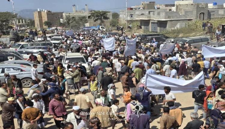 الآلاف يتظاهرون في تعز احتجاجاً على الانفلات الأمني وجـ.ـرائـم القـ.ـتل