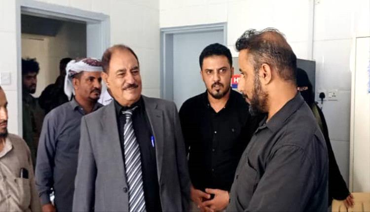 محافظ الضالع يوجه بتجهيز مستشفى الضالع المركزي بالأجهزة والمعدات الطبية بتكلفة 250 مليون .