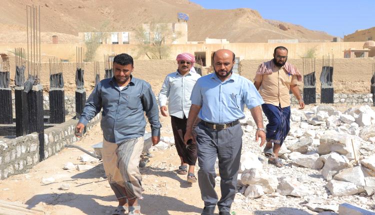 مدير تربية القطن يطلع على نسبة الإنجاز في مشروع إعادة بناء مدرسة عثمان بن عفان بغصيص