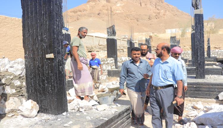 مدير تربية القطن يطلع على نسبة الإنجاز في مشروع إعادة بناء مدرسة عثمان بن عفان بغصيص