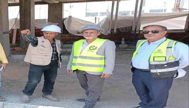 الوكيل الشبحي يتفقد سير الأعمال الإنشائية لمشروع بناء مخازن الأدوية واللقاحات المركزية بالعاصمة عدن
