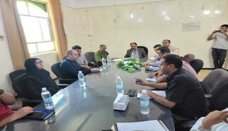 محافظ الضالع يلتقي ممثلي هيئة الإغاثة CRS وجمعية رعاية الأسرة لمناقشة التدخلات الإنسانية والتنموية