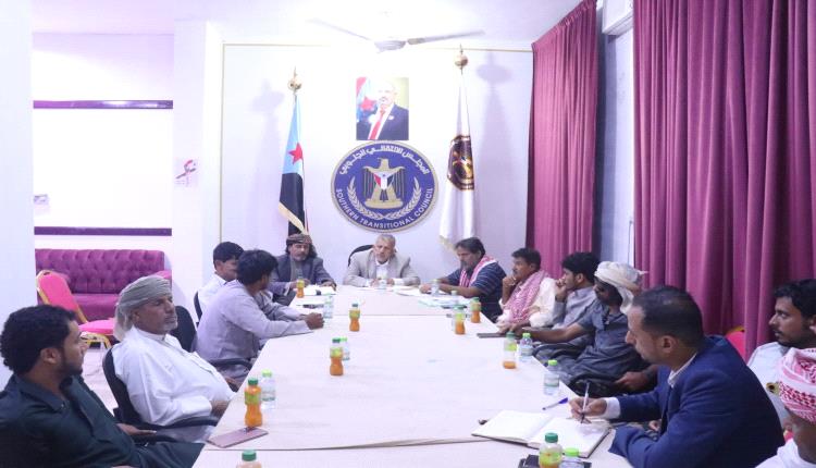 فريق التوجيه والرقابة الرئاسي يلتقي بممثلي منظمات المجتمع المدني في المهرة