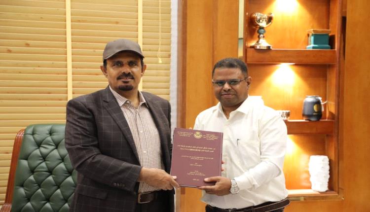 محافظ حضرموت يشيد بدراسة بحثية عن مواجهة المعلومات الزائفة أثناء الح،،رب
