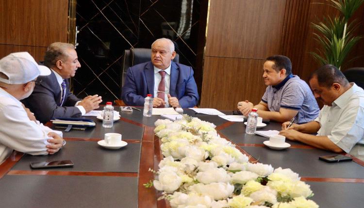 فريق التوجيه والرقابة الرئاسي يبحث مع وزير الخدمة المدنية أوضاع الوظائف والتسويات بمحافظة لحج