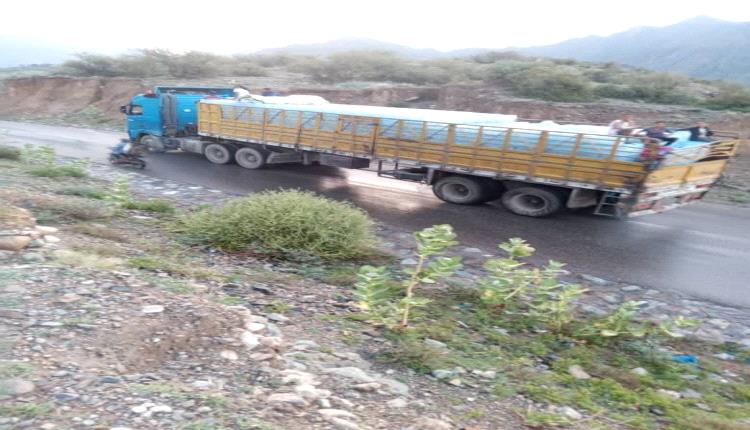 أبناء مديرية سامع  يتهمون المليشـ.ـيا باستغلال طريقهم في تهـ.ـريب مواد خطيـ.ـرة
