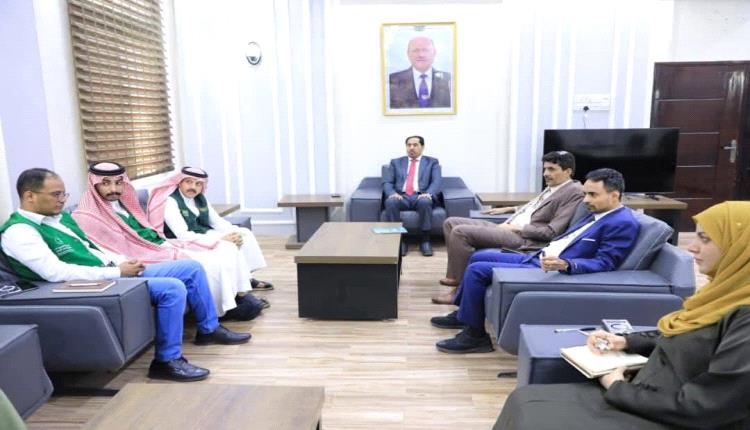 وزارة الشباب والرياضة والبرنامج السعودي يناقشان إعادة تأهيل ملعب 22 مايو بعدن