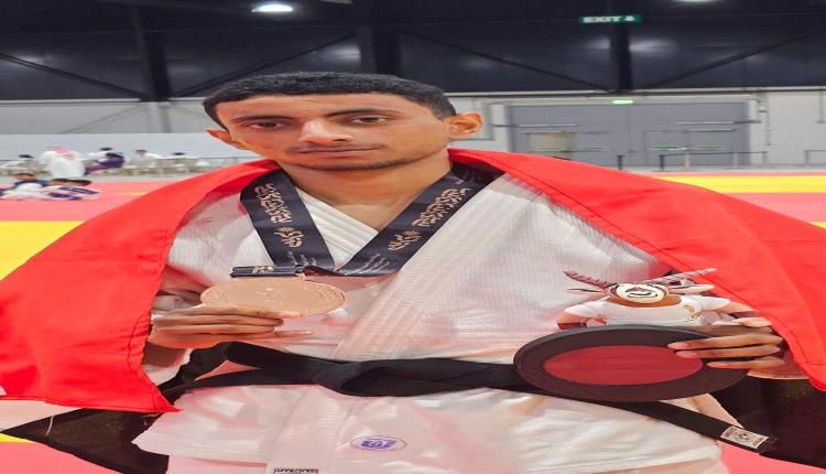 رئيس نادي شباب المسيمير يهنئ البطل يونس حسين ناصر
