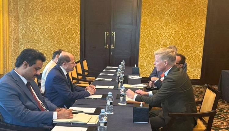 وزير الخارجية يبحث مع المبعوث الأممي تطورات الأوضاع وجهود إحلال السلام في اليمن