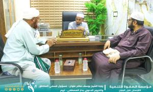 مسؤول بدار المصطفى للدراسات الإسلامية بتريم يزور مؤسسة الصفوة بالعاصمة عدن