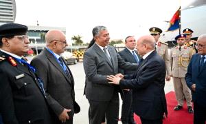 العليمي يصل القاهرة ويشيد برعاية مصر لليمنيين المقيمين