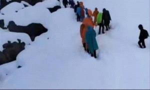 السلطات الصينية تنقذ 880 متسلقًا من ثلوج التيبت
