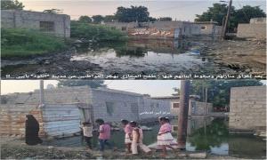 بعد إغراق منازلهم وسقوط أبنائهم فيها : طفح المجاري يهجَّر المواطنين من مدينة "الكود" بأبين ..!!