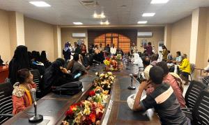 محافظ لحج يلتقي المواطنين ويستعرض قضاياهم الخدمية العاجلة