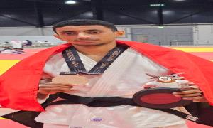 رئيس نادي شباب المسيمير يهنئ البطل يونس حسين ناصر
