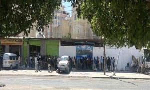 عشرات المواطنين يصطفون أمام مطعم بصنعاء للحصول على بقايا الطعام