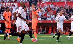 اشبيلية يقسو على برشلونة برباعية ويحرمه من صدارة الدوري الإسباني
