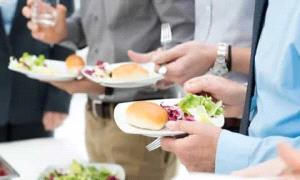 تناول الطعام أثناء الوقوف قد يضر بصحتك والهضم