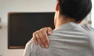 ألم الكتف المزمن.. متى يكون إنذارا مبكرا لمشاكل صحية؟