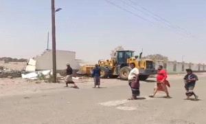 بتوجيهات محافظ عدن ..وحدة حماية الأراضي توفر الحماية الأمنية لفتح طريق شارع الأربعين بجعولة دار سعد 