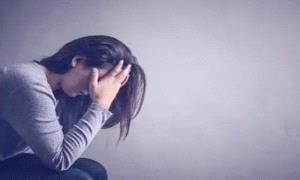 النساء أكثر عرضة للاكتئاب.. علماء يكشفون السبب