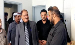 محافظ الضالع يوجه بتجهيز مستشفى الضالع المركزي بالأجهزة والمعدات الطبية بتكلفة 250 مليون .