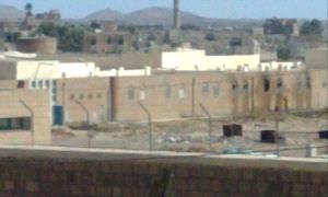 ملثمون يقتحمون الزنازين ليلا ويعتدون بالهراوات على السجناء في السجن المركزي بذمار