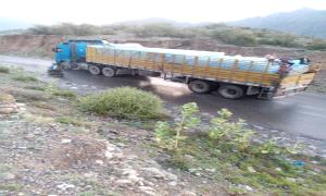 أبناء مديرية سامع  يتهمون المليشـ.ـيا باستغلال طريقهم في تهـ.ـريب مواد خطيـ.ـرة
