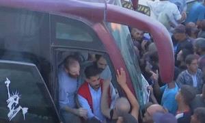 بعد إطـ.ـلاق سراحهم.. وصول أسـ.ـرى فلسطينيين مجمع ناصر بخان يونس
