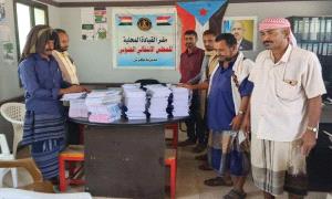 انتقالي كرش يقدم كتبًا مدرسية لعدد من مدارس المديرية