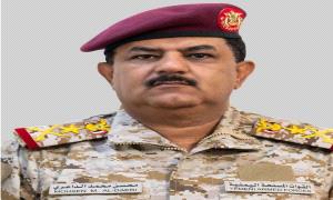 وزير الدفاع يعزي قيادة اللواء الأول دعم وإسناد وأسر شهداء الـ.ـحادث الإرهـ.ـابي في أبين