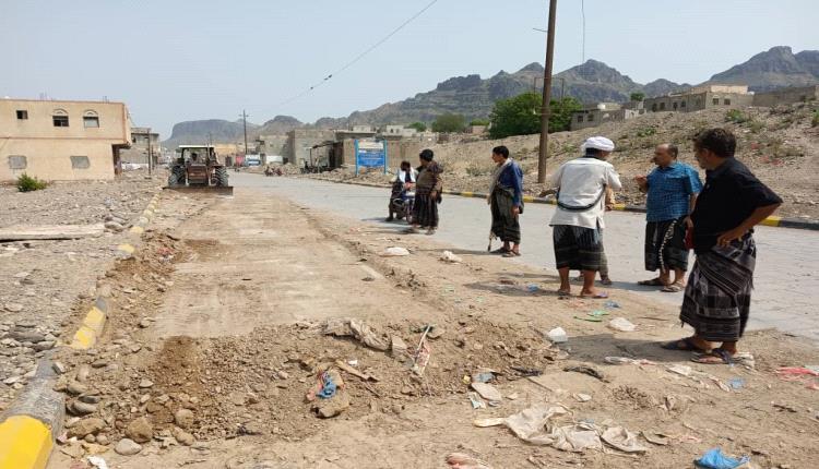 لحج.. مدير عام المسيمير ومدير صندوق النظافة والتحسين يواصلان حملة رفع مخلفات الأمطار والسيول من الطرق الرئيسة والفرعية بالمديرية