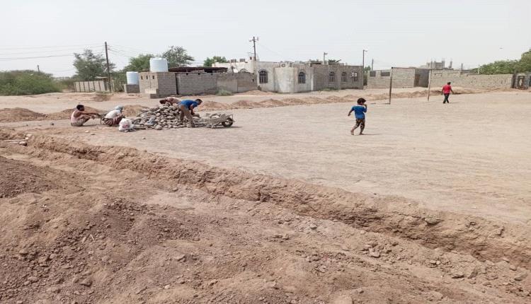 لحج ..بدعم من السلطة المحلية تبن بدء العمل في مشروع تسوير ملعب قرية البيطرة